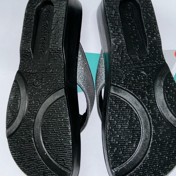 Aerothotic Silver Flip Flops NWT - Picture 3 of 3